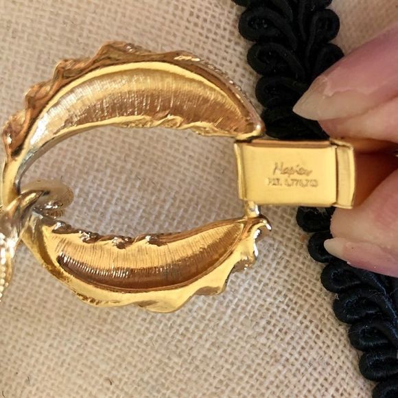 Napier 19” gold tone rib-groove-etched link signed w/Pat #4,774,743 - Picture 3 of 8